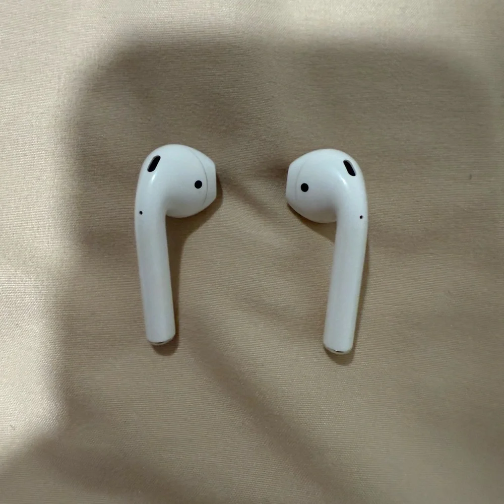 Apple White Wireless Earbuds with Charging Case